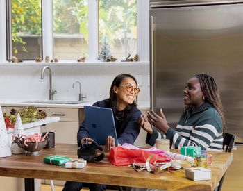 Ce spun psihologii despre prețul pe care trebuie să &icirc;l plătim pentru a fi fericiți? Miturile și prejudecățile la care trebuie să renunțăm