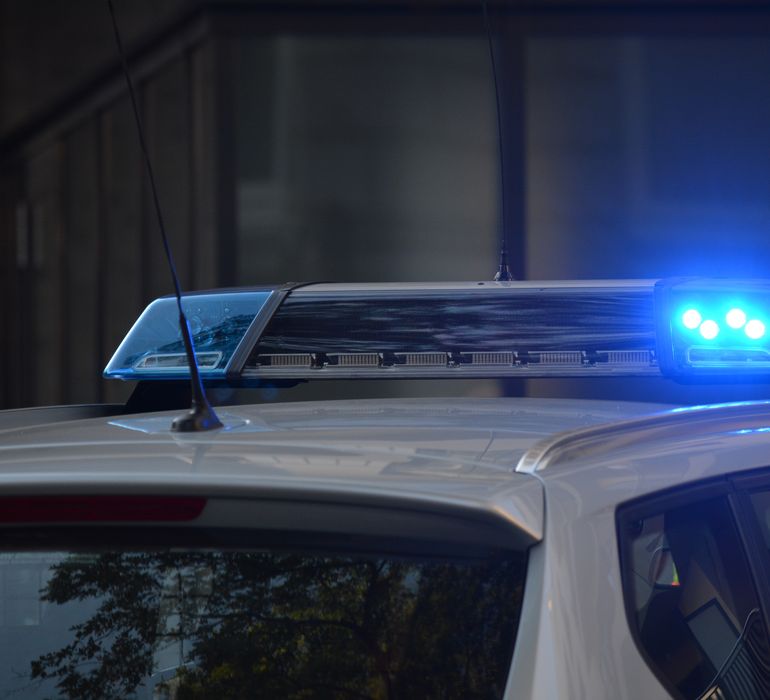 Denis le-a cerut prietenilor să sune la 112, dar aceștia au crezut că este o glumă Un adolescent în vârstă de 17 ani, din Buzău, a murit, după ce, în încercarea de a sări un gard, și-a retezat artera femurală