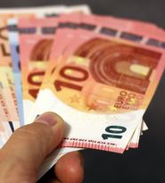 Ministrul Muncii vrea să taie din sporurile bugetarilor. Simona Bucura-Oprescu: “Ne dorim să nu mai avem discrepanțele pe care le-am văzut”