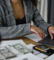 Bugetarii care vor primi mai mulți bani în luna octombrie. Cine face parte din categoria vizată