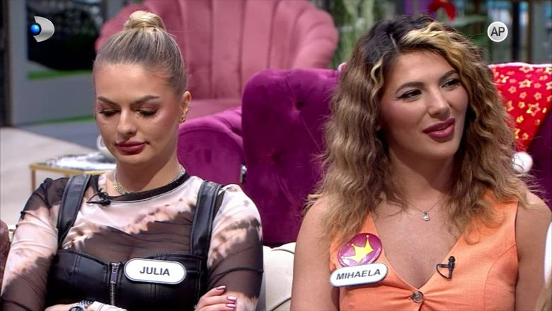 Julia și Mihaela pe canapea 