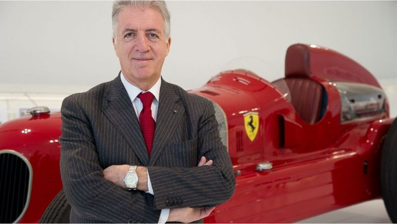piero ferrari cu un ferrari rosu in spate