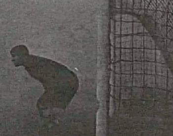 „Omul care a rămas singur” Fotografia emoționantă a portarului care a continuat să păzească poarta după ce meciul s-a oprit din cauza ceții