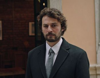 Birkan Sokullu, protagonistul serialului “Vinovați de iubire”, apariție uluitoare alături de noua sa iubită! Iată cum au fost surprinși cei doi îndrăgostiți în cea mai recentă escapadă romantică, în Paris