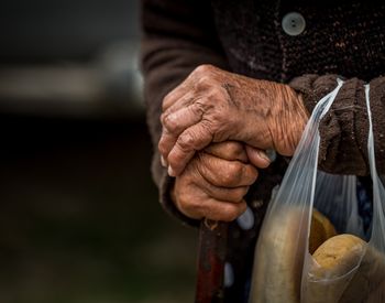 Când vor fi virate pensiile pe card în luna iunie 2025