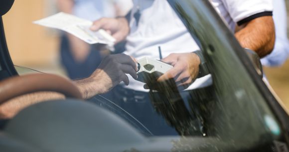 Polițist verificând actele