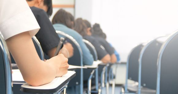 Elevi în sala de clasă