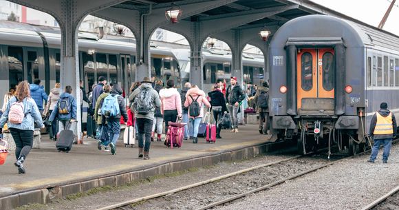 Tren în gară