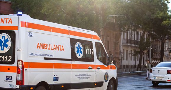 Femeia a fost lovită în cap de partenerul ei  Ambulanță