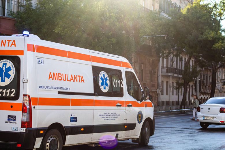 Femeia a fost lovită în cap de partenerul ei Ambulanță
