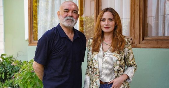 İlayda Çevik, alaturi de actorul Ercan Kesal, din serialul Minciuni de familie  İlayda Çevik