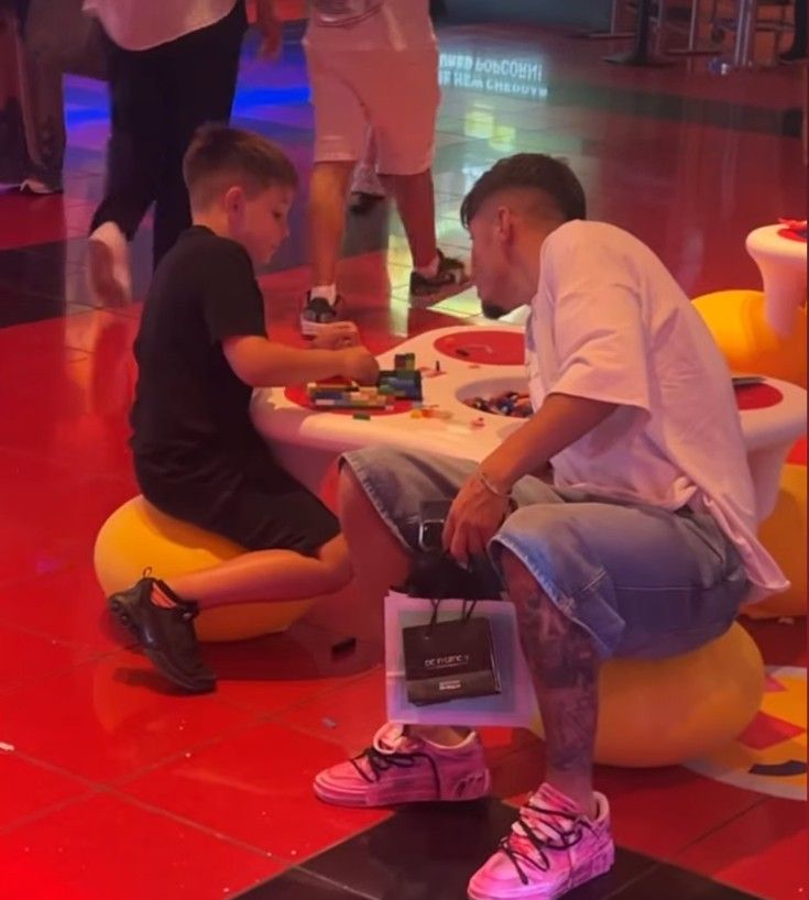 Dorobanțu, surprins alături de un copil Dorobanțu copil