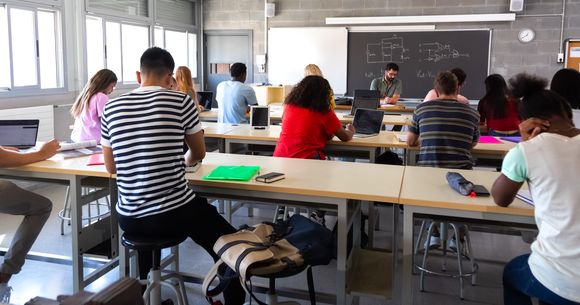 Elevi în sala de clasă