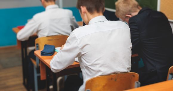 Elevi în sala de clasă