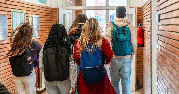 Elevi care stau de vorbă