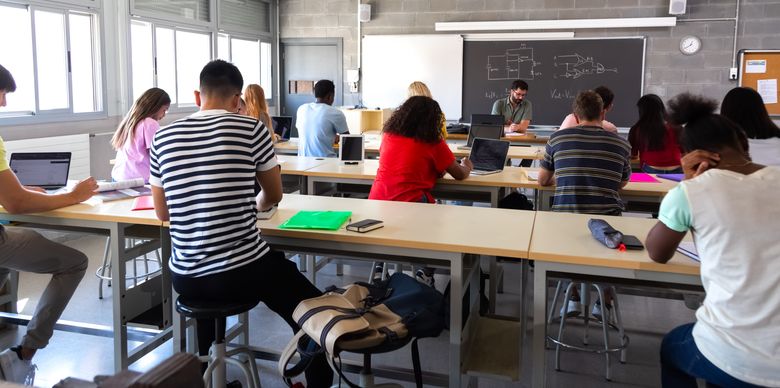 Elevi în sala de clasă