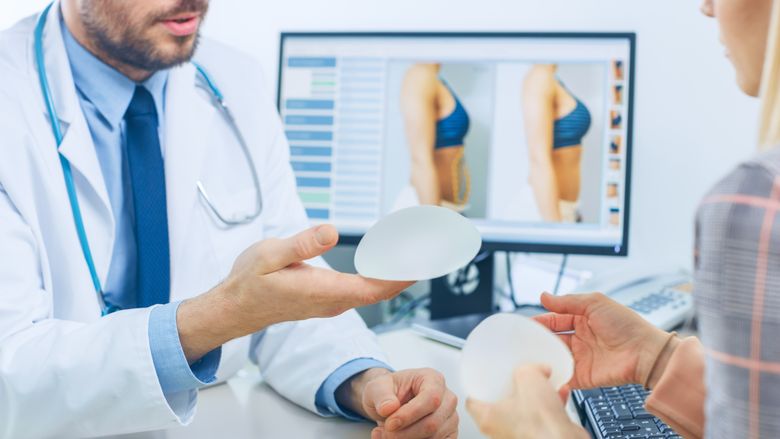 adolescenta moarta după implanturi mamare