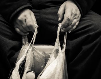 Cardurile de alimente au fost deja &icirc;ncărcate! Primele județe &icirc;n care beneficiarii au primit cei 125 de lei