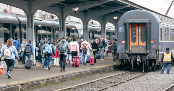 Tren în gară