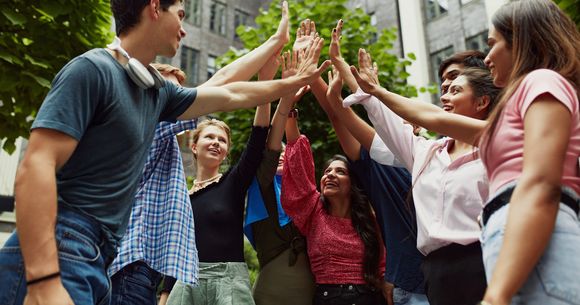 Elevi care stau de vorbă