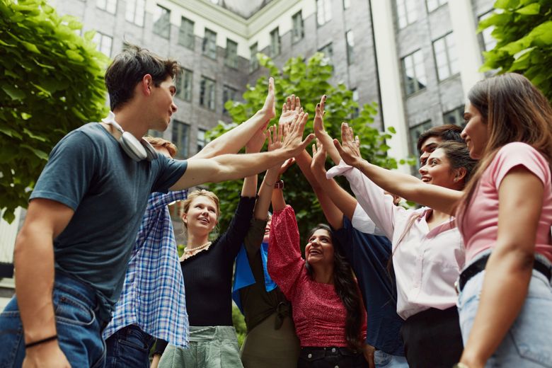 Elevi care stau de vorbă