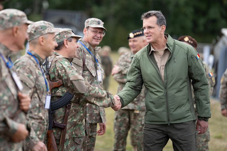 Ionuț Moșteanu ministrul apararii-soldati