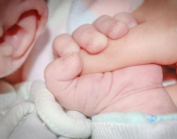 Tragedie într-o familia din Constanța! Un bebeluș de doar 2 luni a murit după ce s-ar fi înecat cu lapte. Părinții l-au găsit fără suflare, în pătuț
