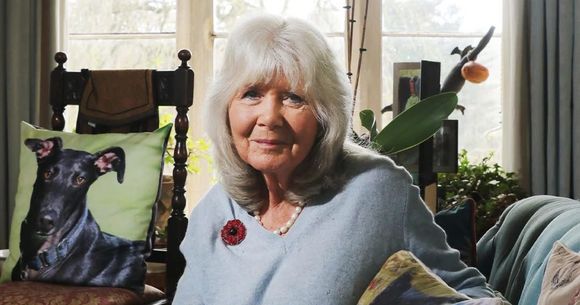 Autoarea Jilly Cooper 