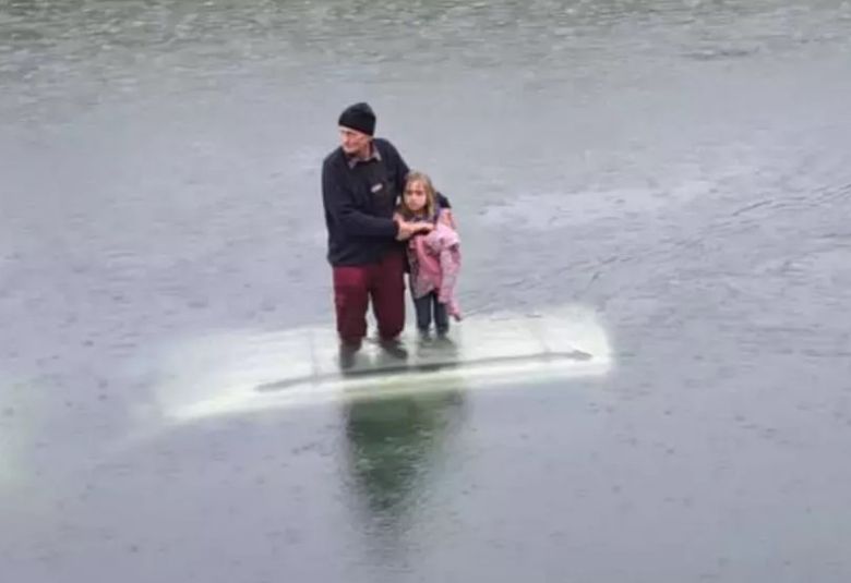 batran si fetita blocati pe masina canal arges