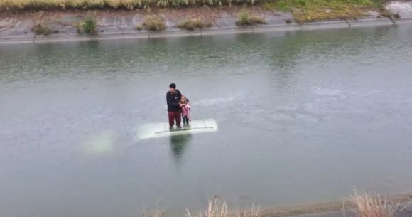 batran si fetita blocati pe masina canal arges