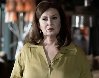 Cum arăta Lacin Ceylan, actrița care joacă rolul Pervin Pekiner în serialul "Fata de la fereastră", la început de carieră! Imaginea care a făcut furori în rândul fanilor săi