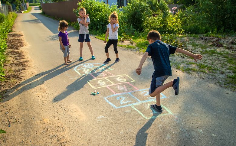 Elevi care se bucură de vacanță