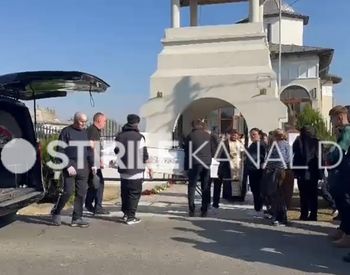 Imaginile durerii de la slujba de înmormântare a gravidei decedate în explozia din Rahova. Cortegiul funerar a ajuns la biserică