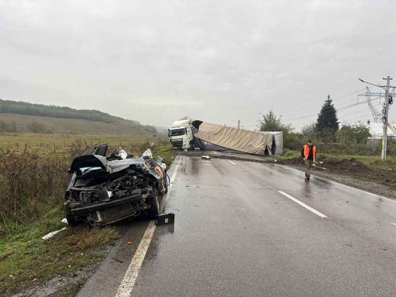 Un TIR a strivit mașina în care se aflau cei doi bărbați. Accident