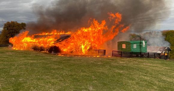 Flăcările s-au extins rapid și au cuprins întreaga locuință, dar și mai multe anexe din apropiere  incendiu Băicoi