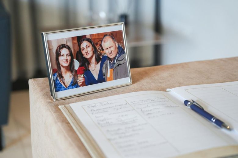 Zeci de persoane îndurerate au plâns la căpătâiul familiei Bălănuță familie italia priveghi