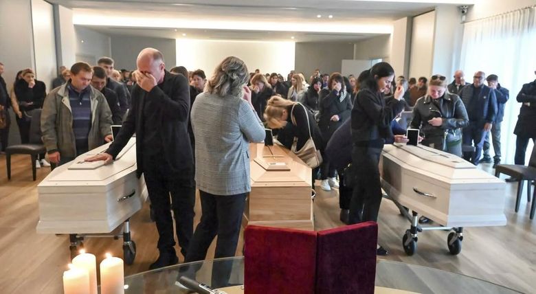 Zeci de persoane îndurerate au plâns la căpătâiul familiei Bălănuță familie italia priveghi
