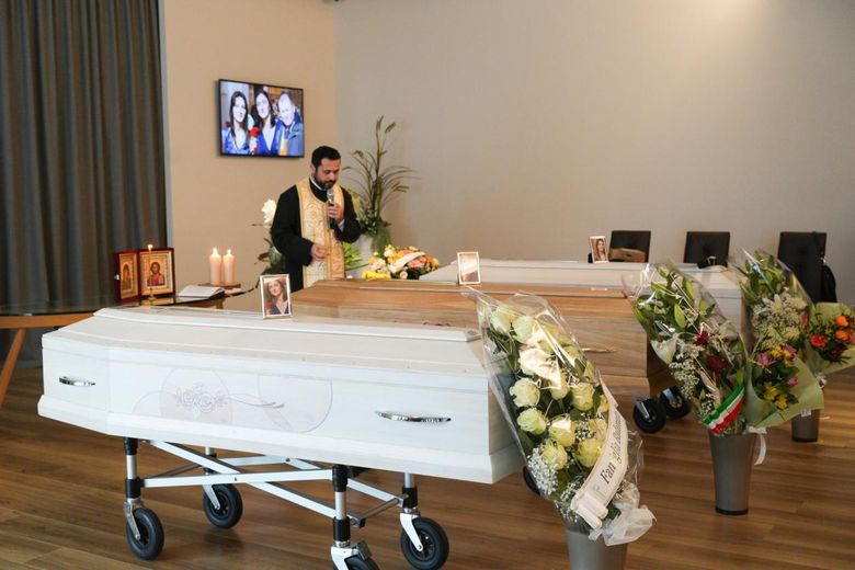 Zeci de persoane îndurerate au plâns la căpătâiul familiei Bălănuță familie italia priveghi