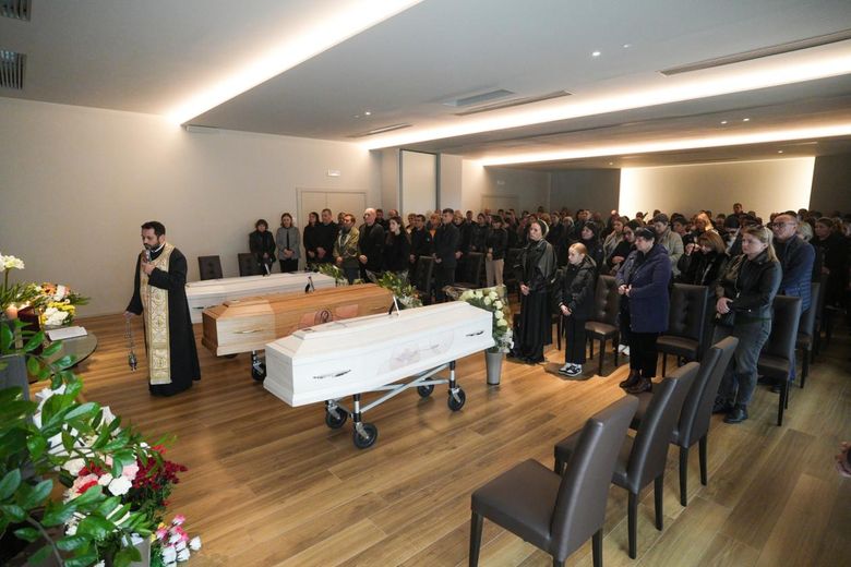 Zeci de persoane îndurerate au plâns la căpătâiul familiei Bălănuță familie italia priveghi