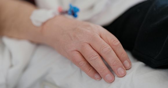 Un bărbat și-a găsit sfârșitul din cauza indiferenței a doi medici  branula