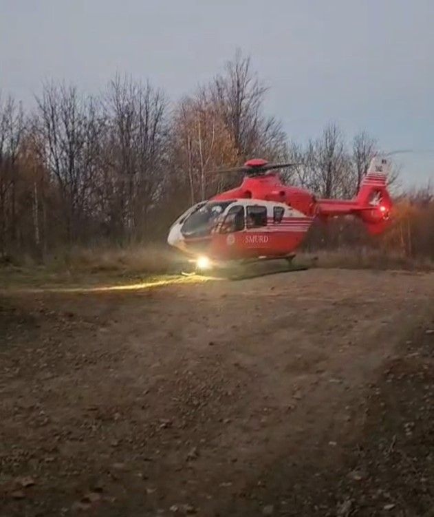 Tânărul a fost transportat cu elicopterul la spital elicopter smurd