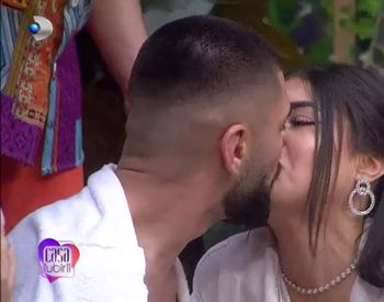 Lia și Filip s-au pupat pentru prima oară! Toți concurenții au aplaudat momentul mult așteptat: „Dacă erai afară îl mai pupai o dată”