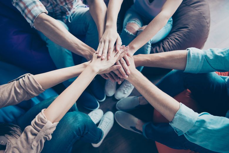 Elevi care stau de vorbă