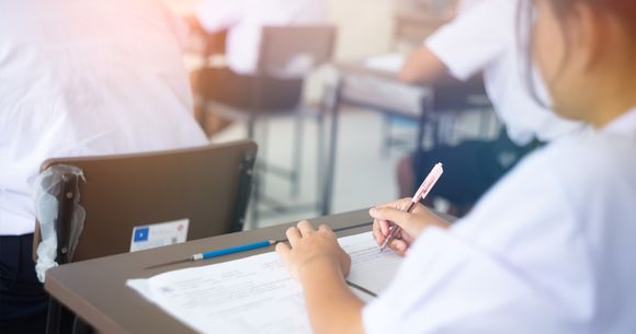 Elevi în sala de clasă