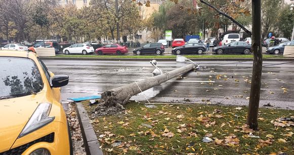 mașina a lovit un stalp de iluminat