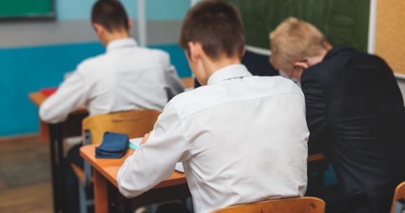 Elevi în sala de clasă