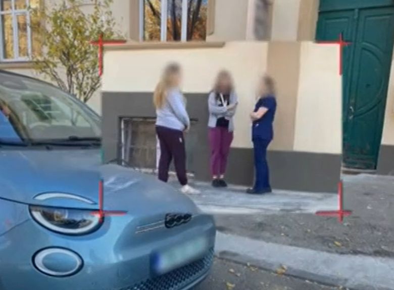 Asistente medicale care poartă echipamentul medical în afara unității