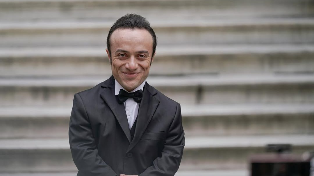 Hamza Yazıcı, actorul care joacă rolul Tako în serialul "Fata de la fereastră", apariție de senzație în compania colegilor săi de platou