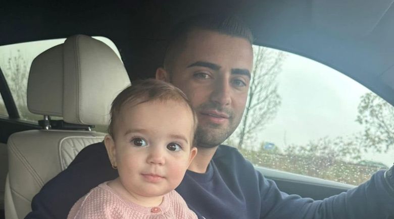 Fetița alături de tată