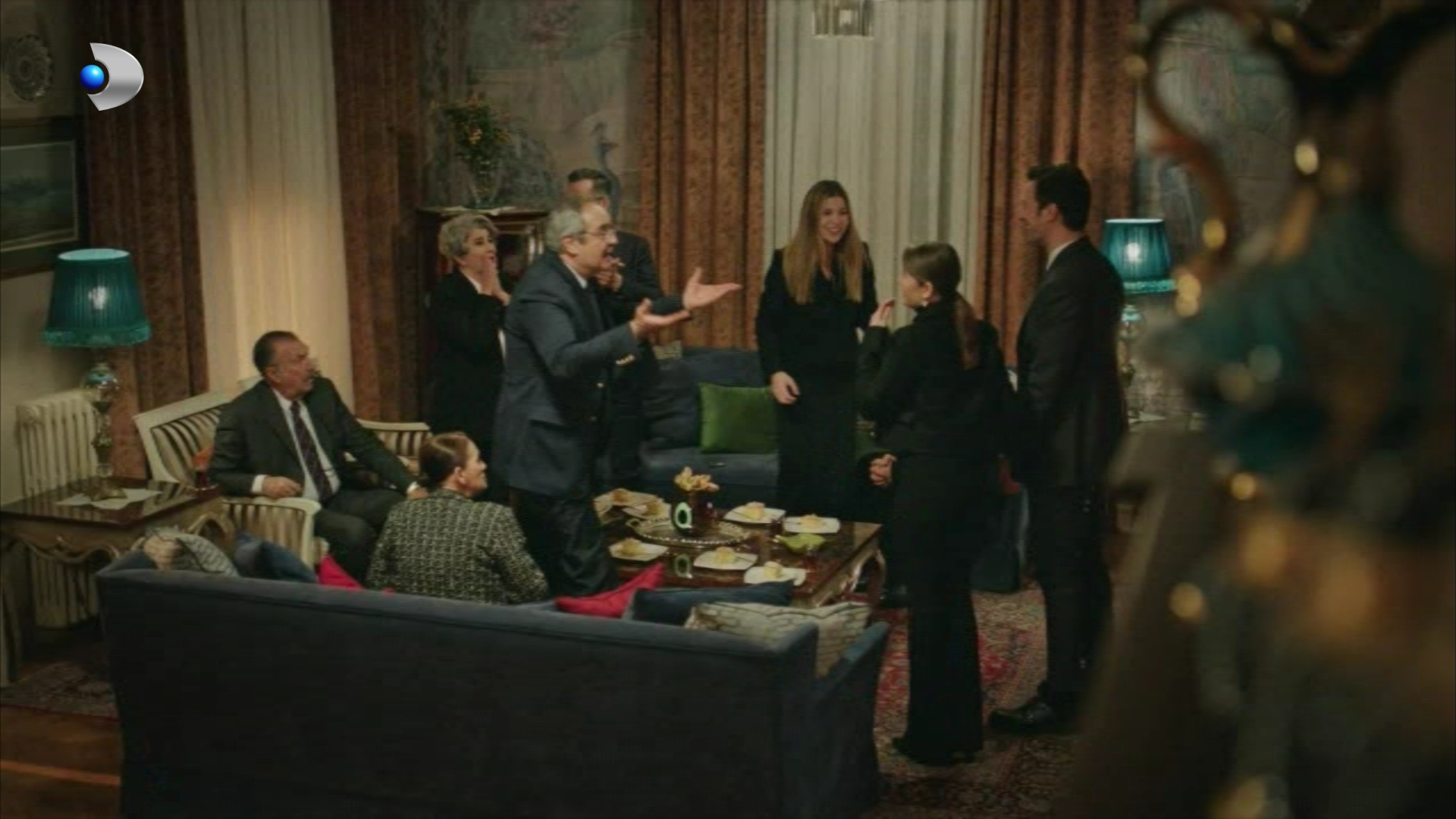 Rezumat episodul 30 „Fata de la fereastră”, difuzat în 17 noiembrie la Kanal D: Sedat își anunță familia că Nalan este însărcinată, iar acest lucru le aduce un strop de speranță